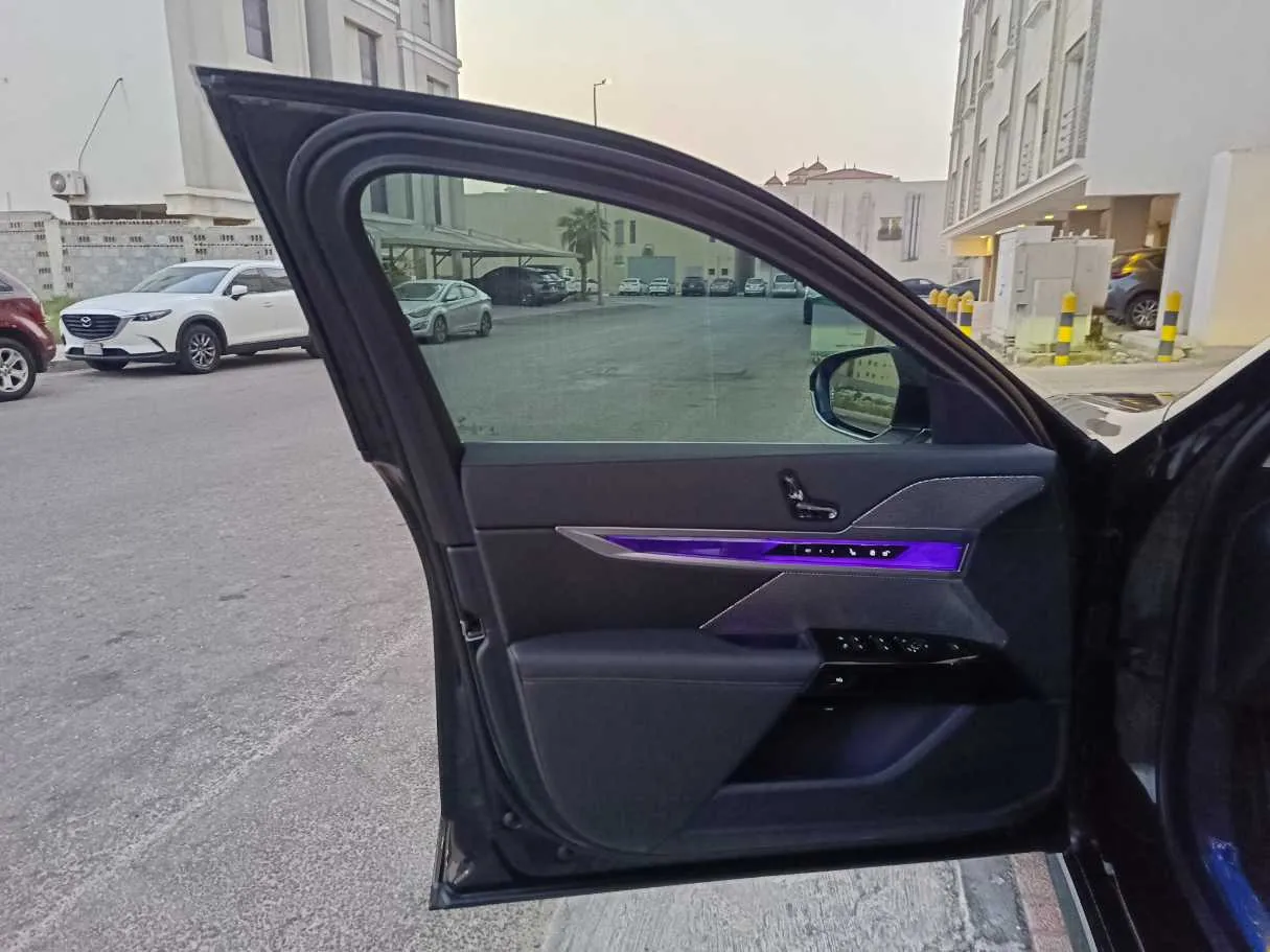 Car image 13