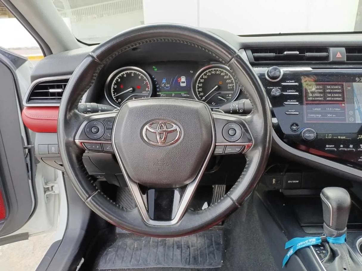 Car image 17