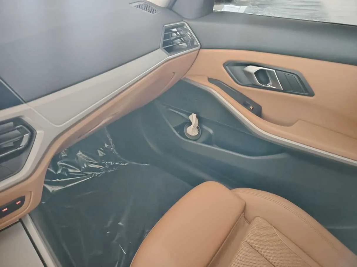 Car image 32