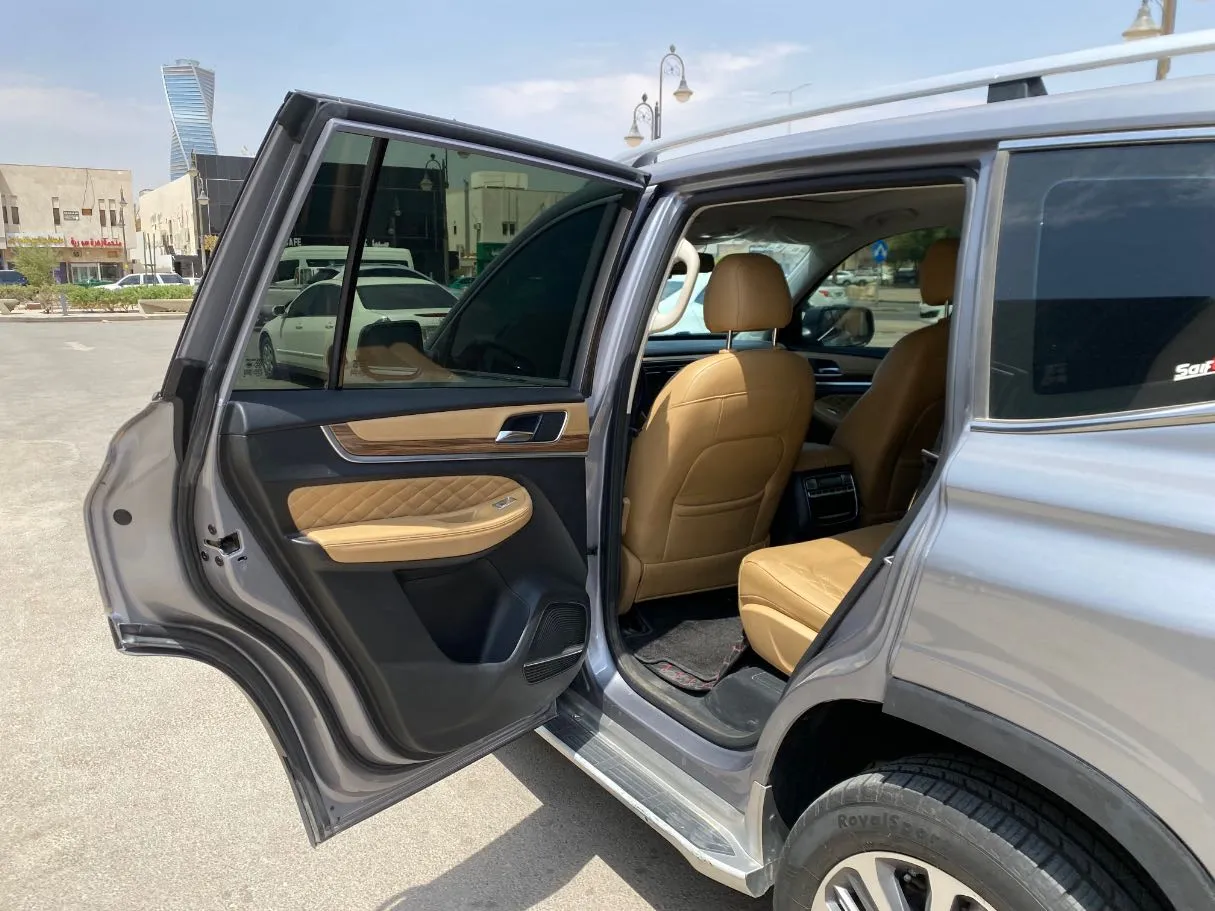 Car image 12