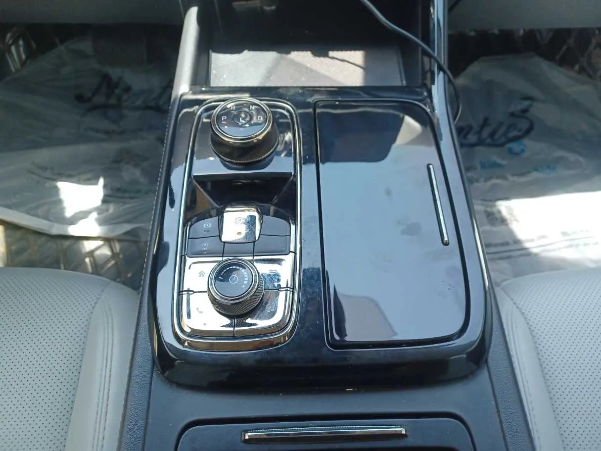 Car image 14