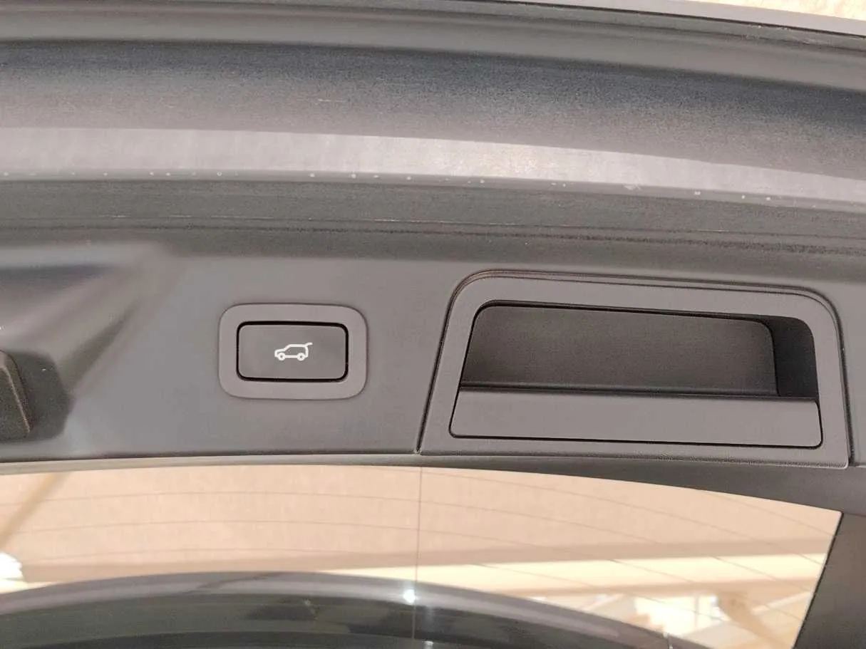 Car image 28