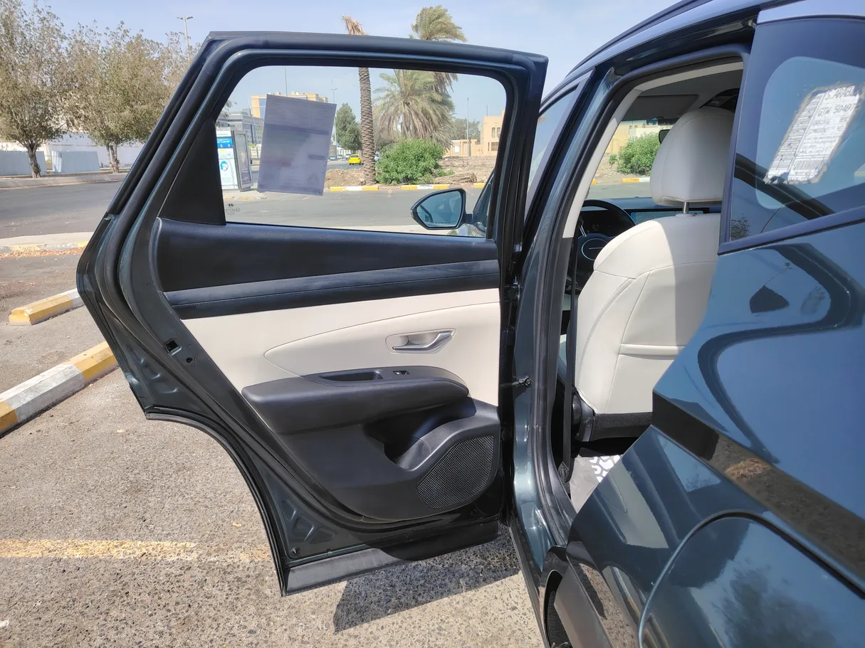Car image 14