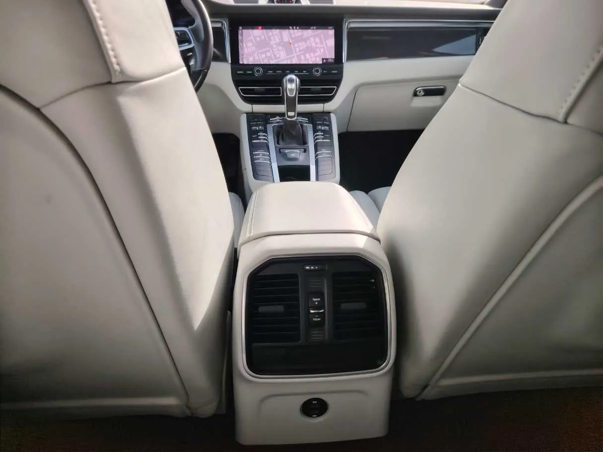 Car image 26