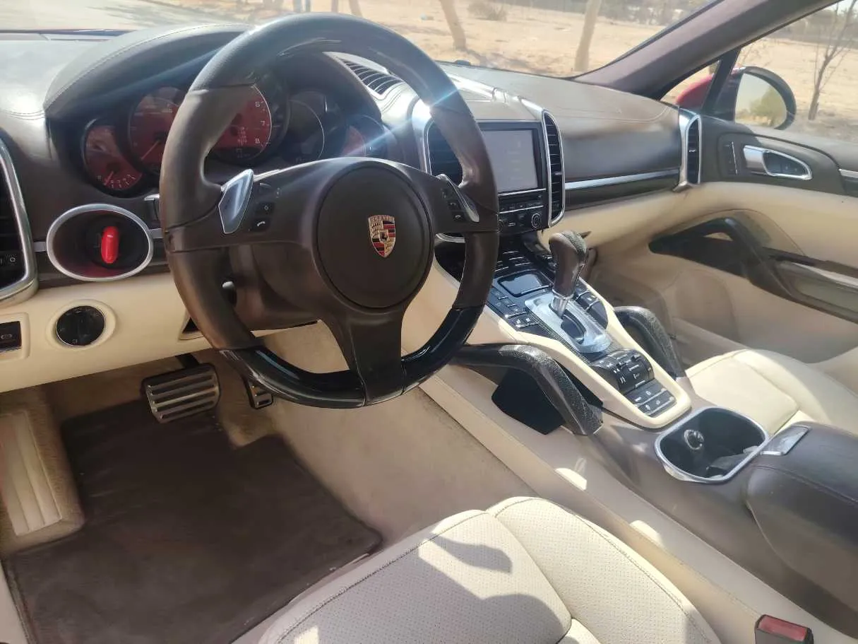 Car image 12