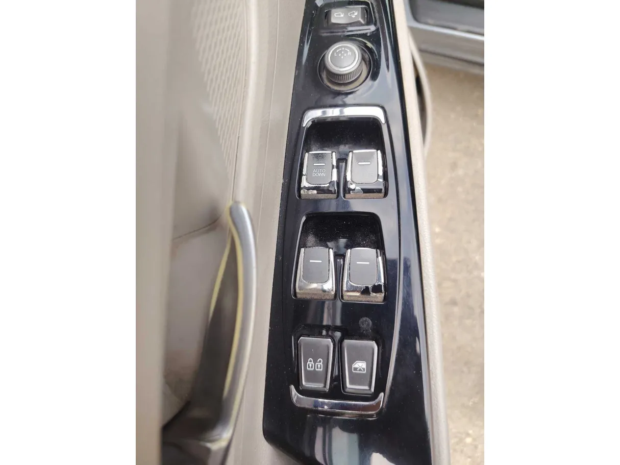 Car image 27