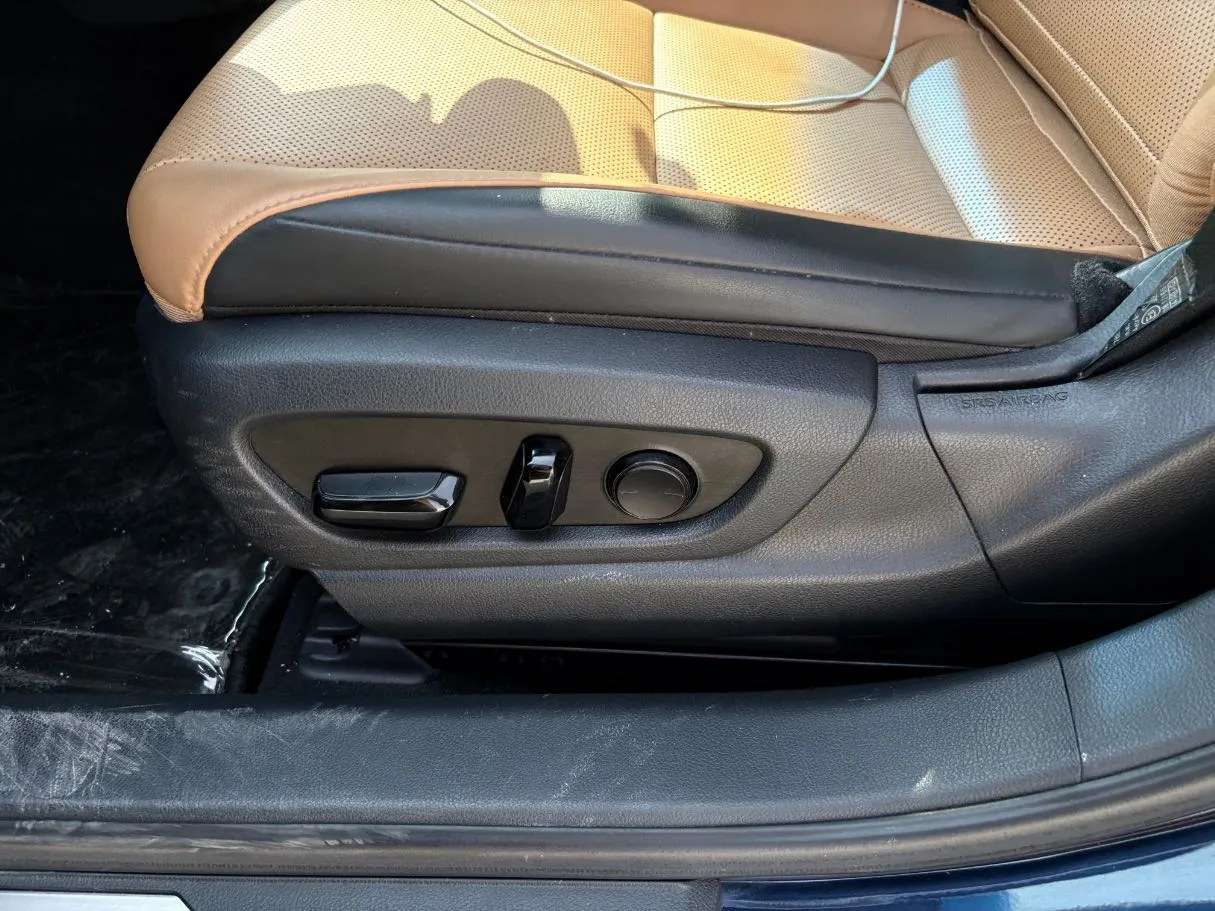Car image 25