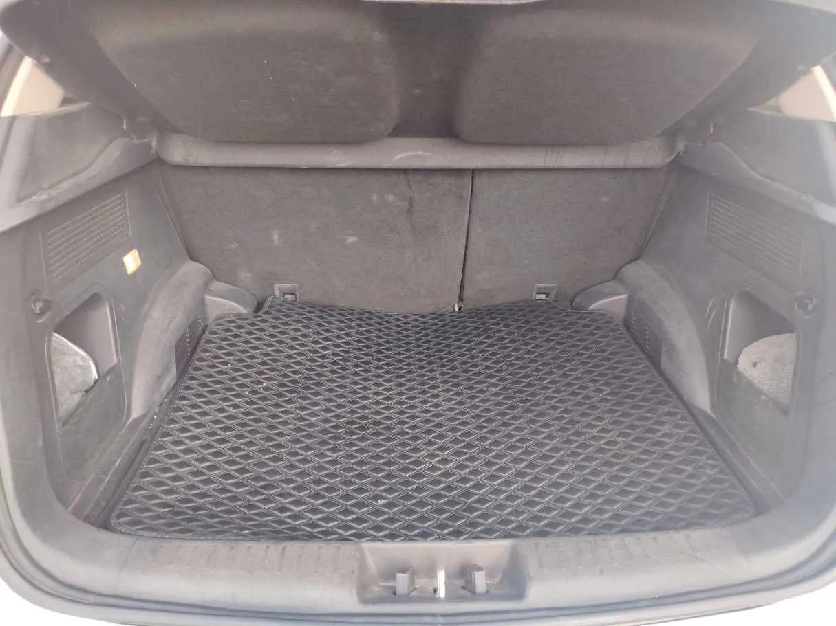 Car image 27
