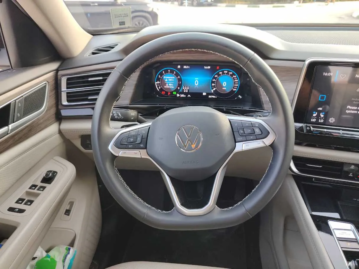 Car image 16