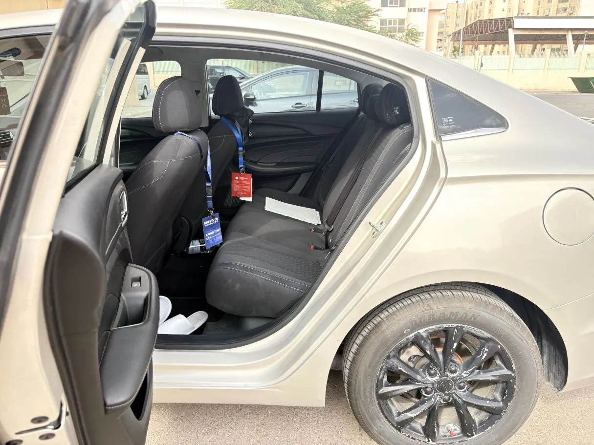 Car image 15