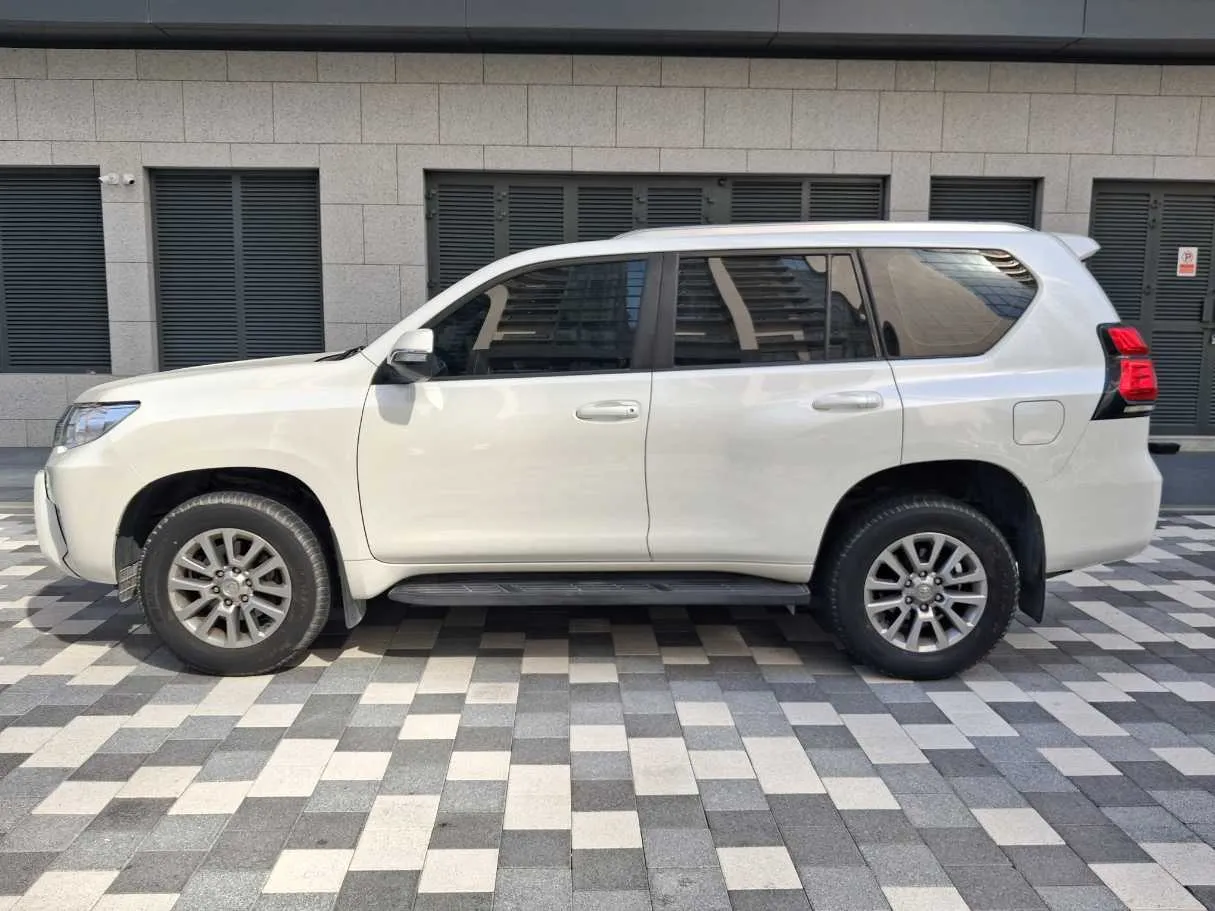 Car image 4