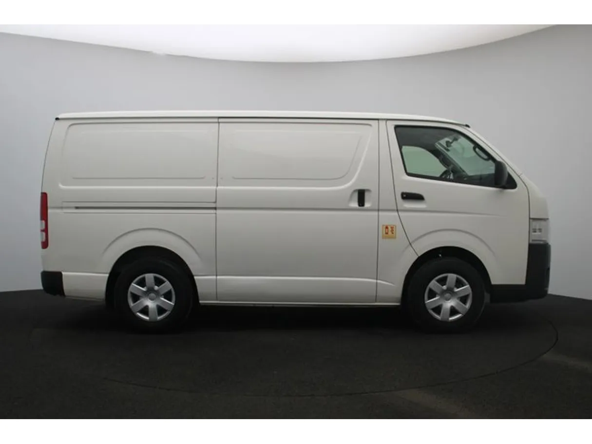 Car image 13