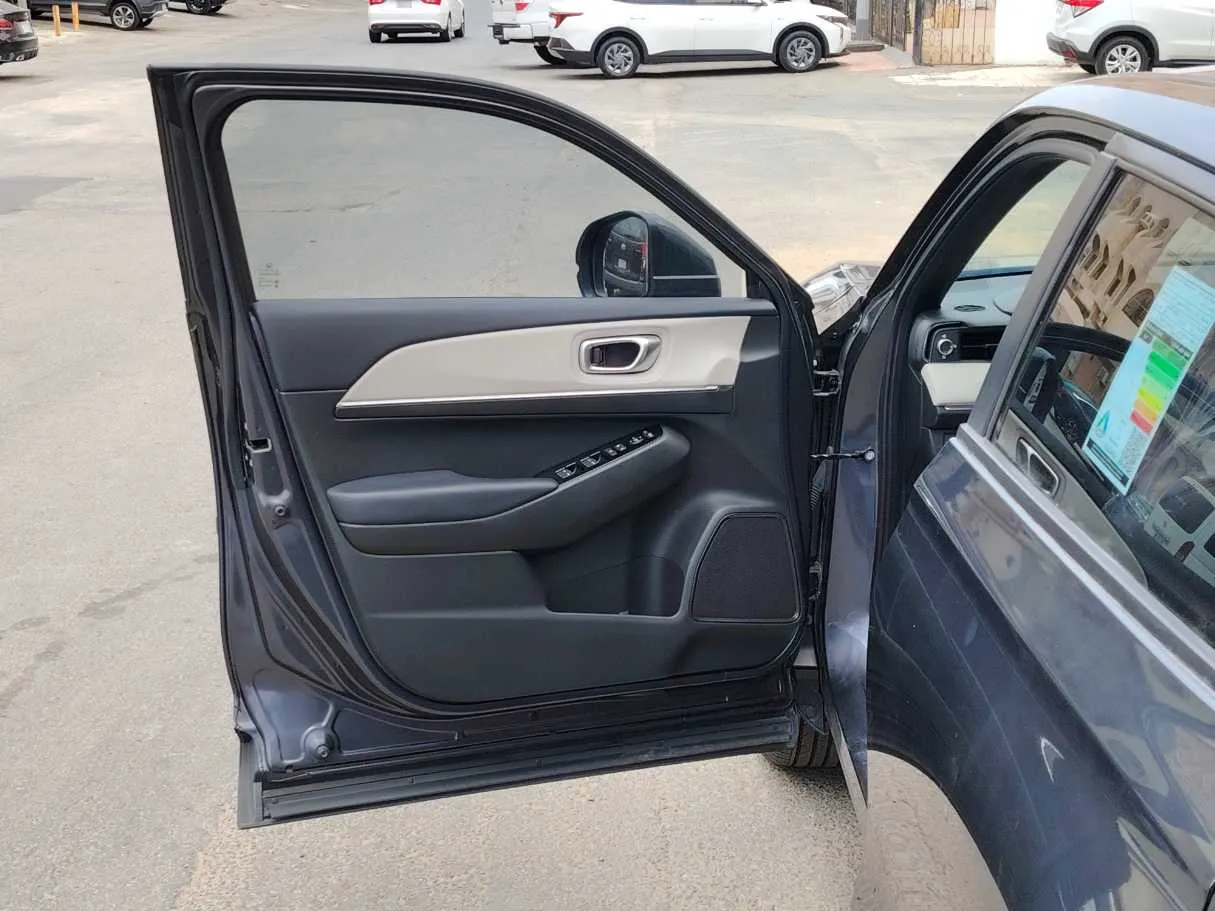 Car image 11