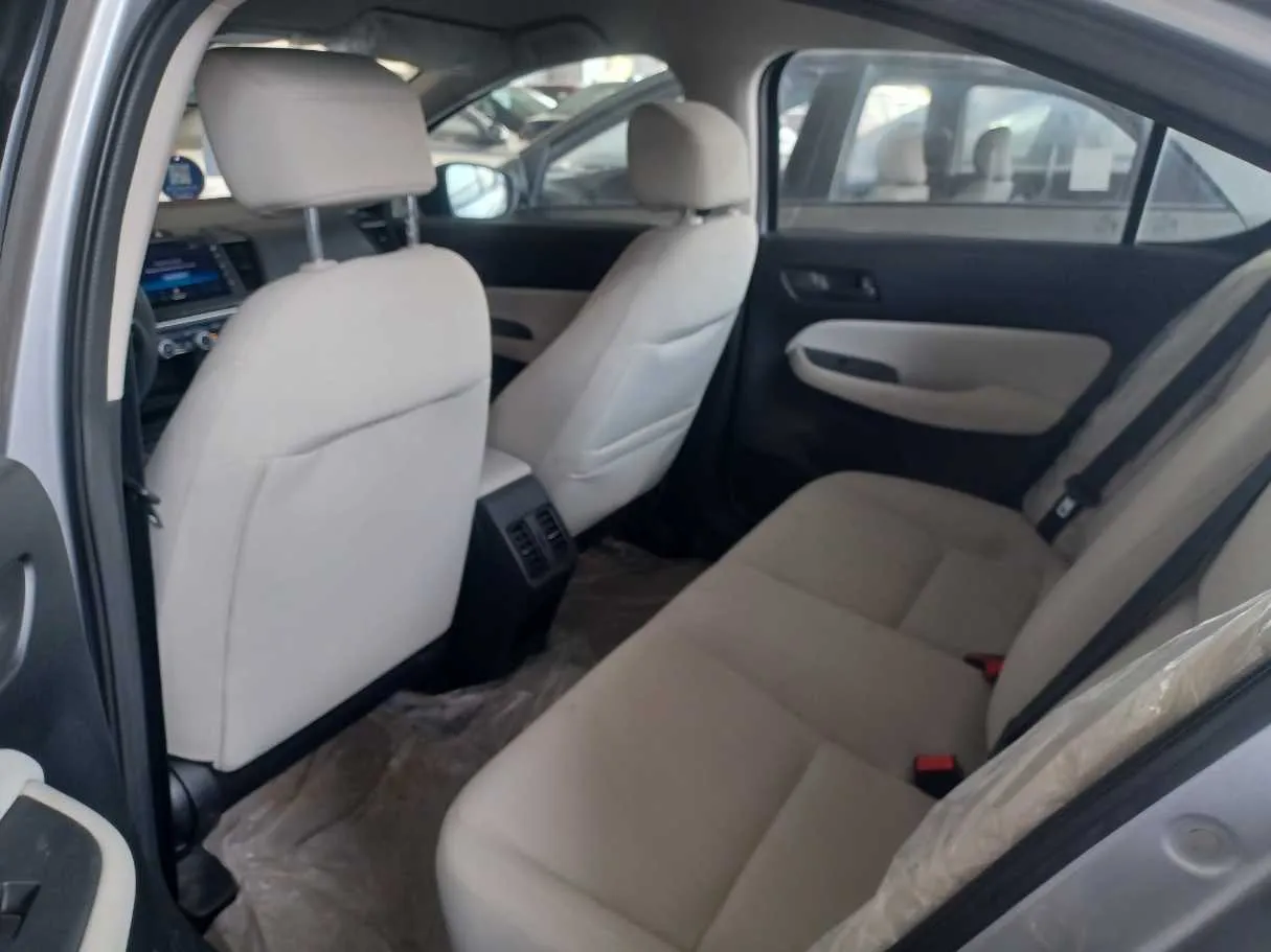 Car image 14