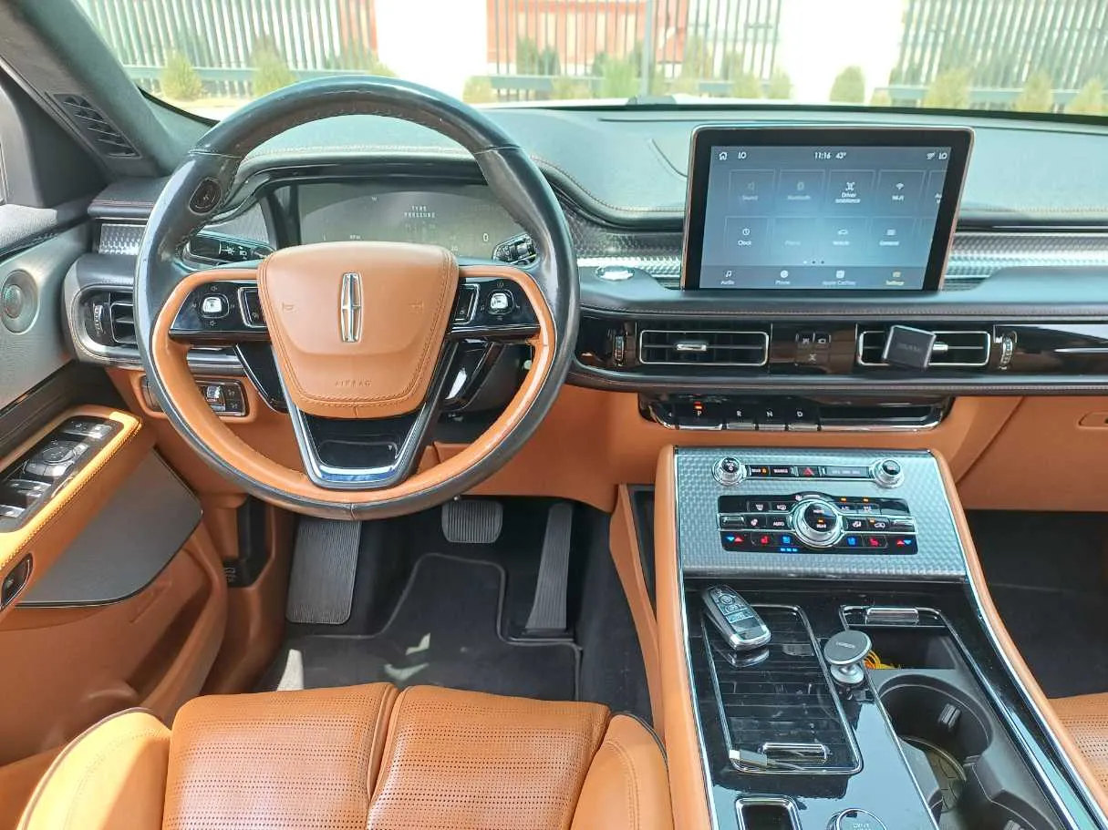 Car image 18