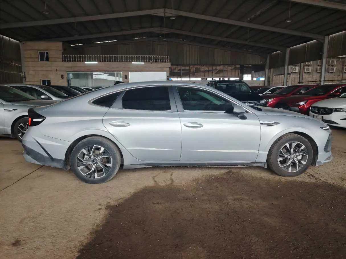 Car image 4