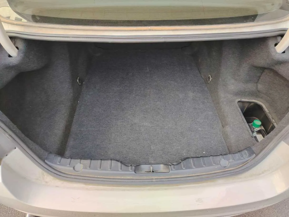 Car image 30