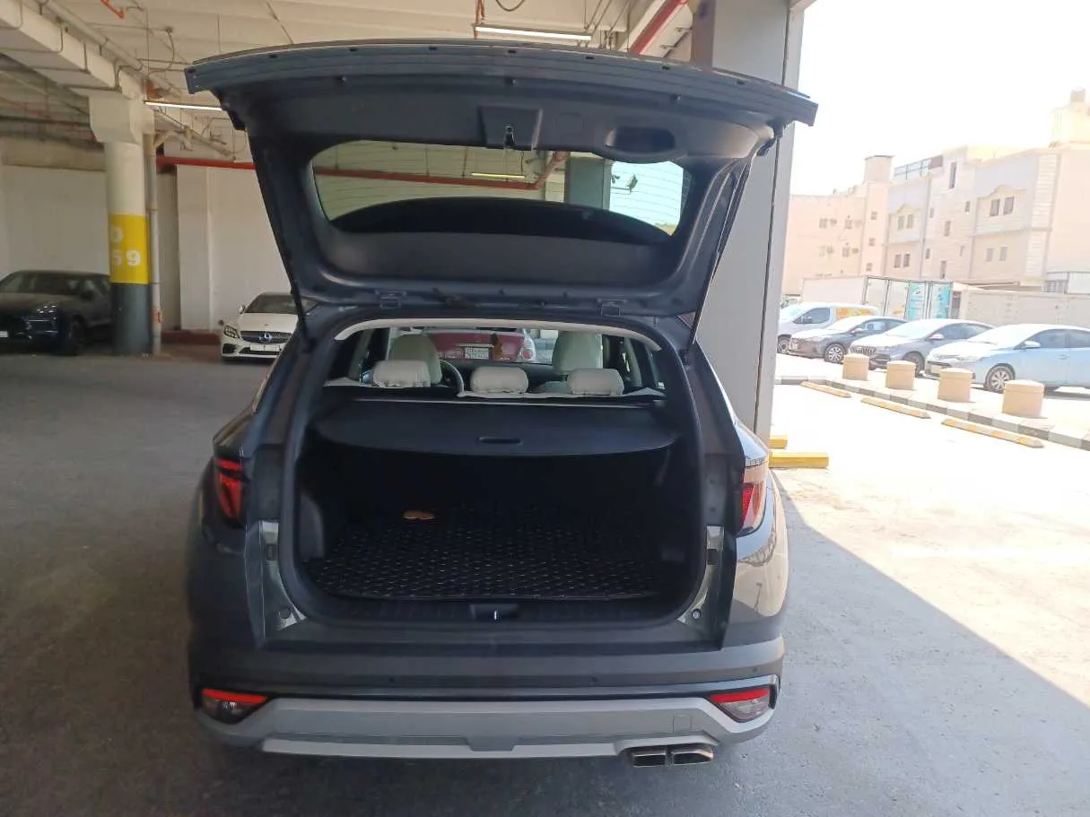 Car image 19