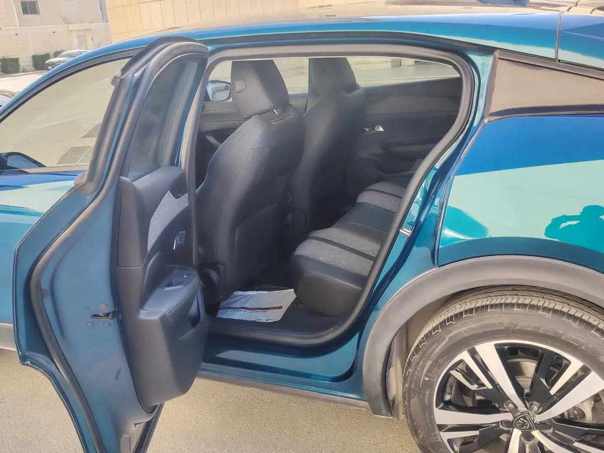 Car image 17