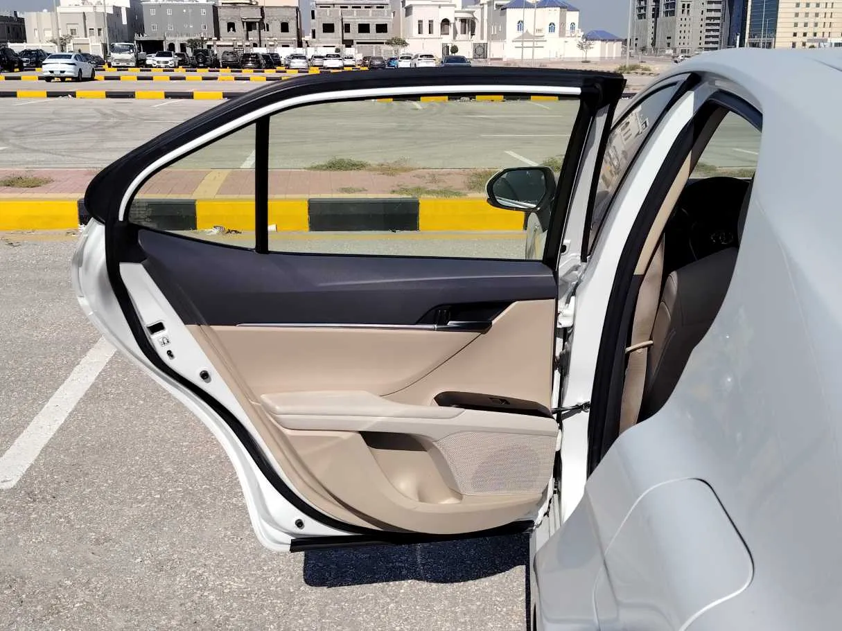 Car image 14