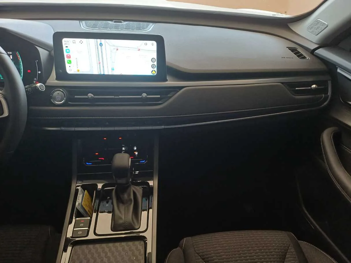 Car image 16