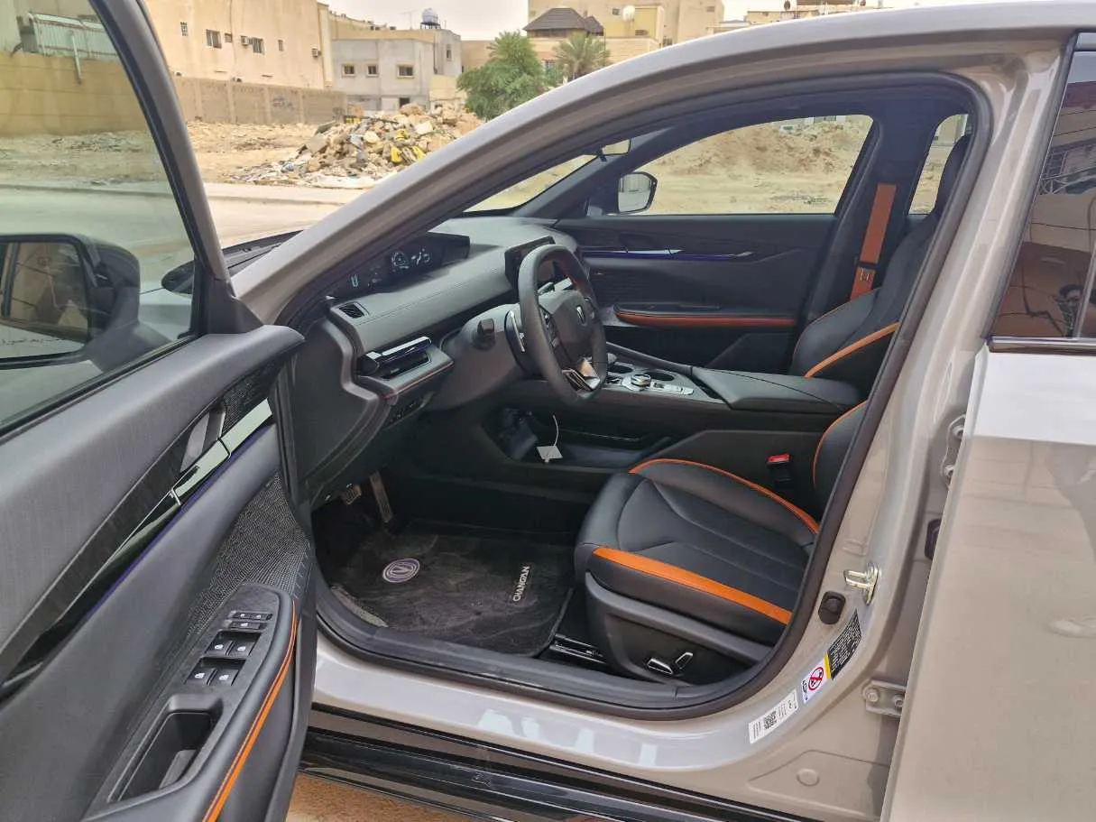 Car image 11