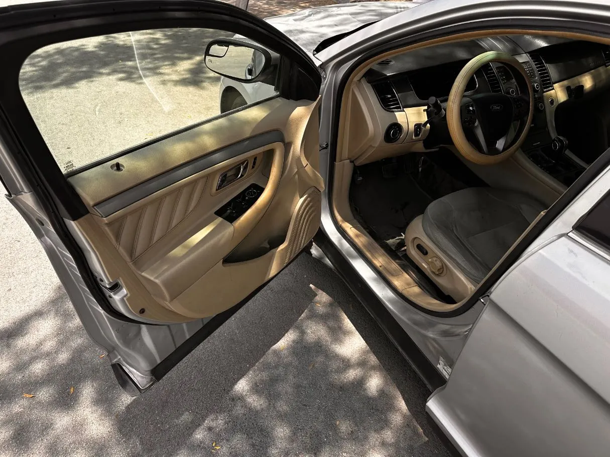 Car image 10