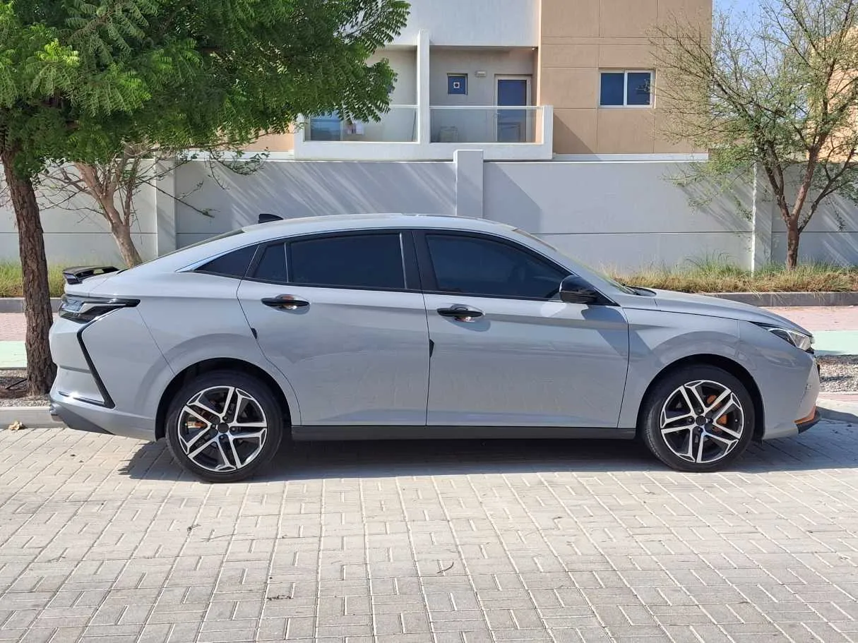 Car image 4