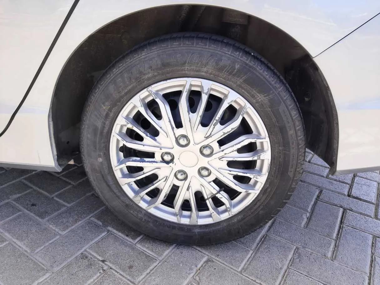 Car image 9