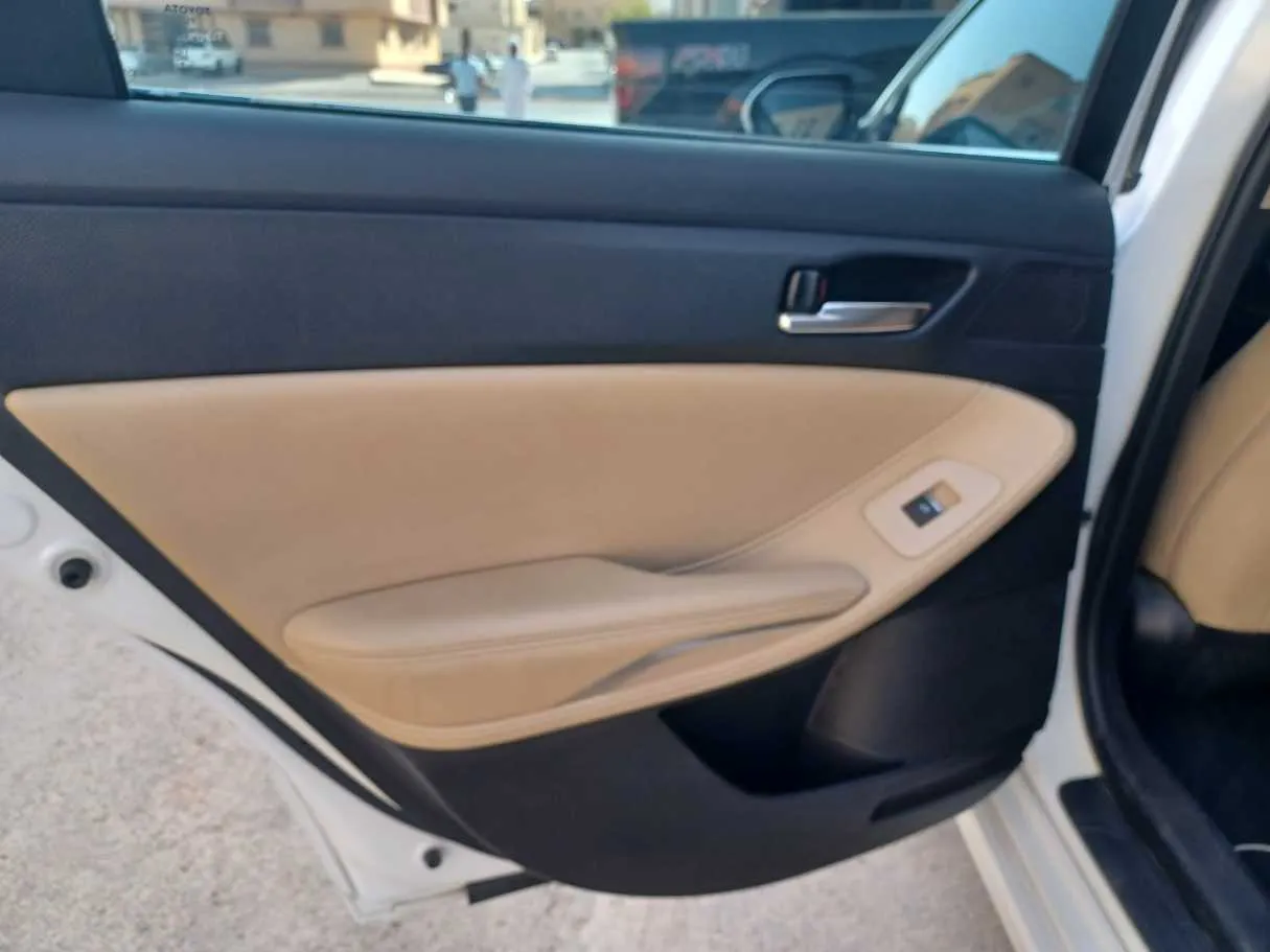 Car image 13