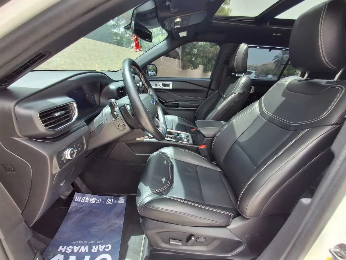 Car image 12