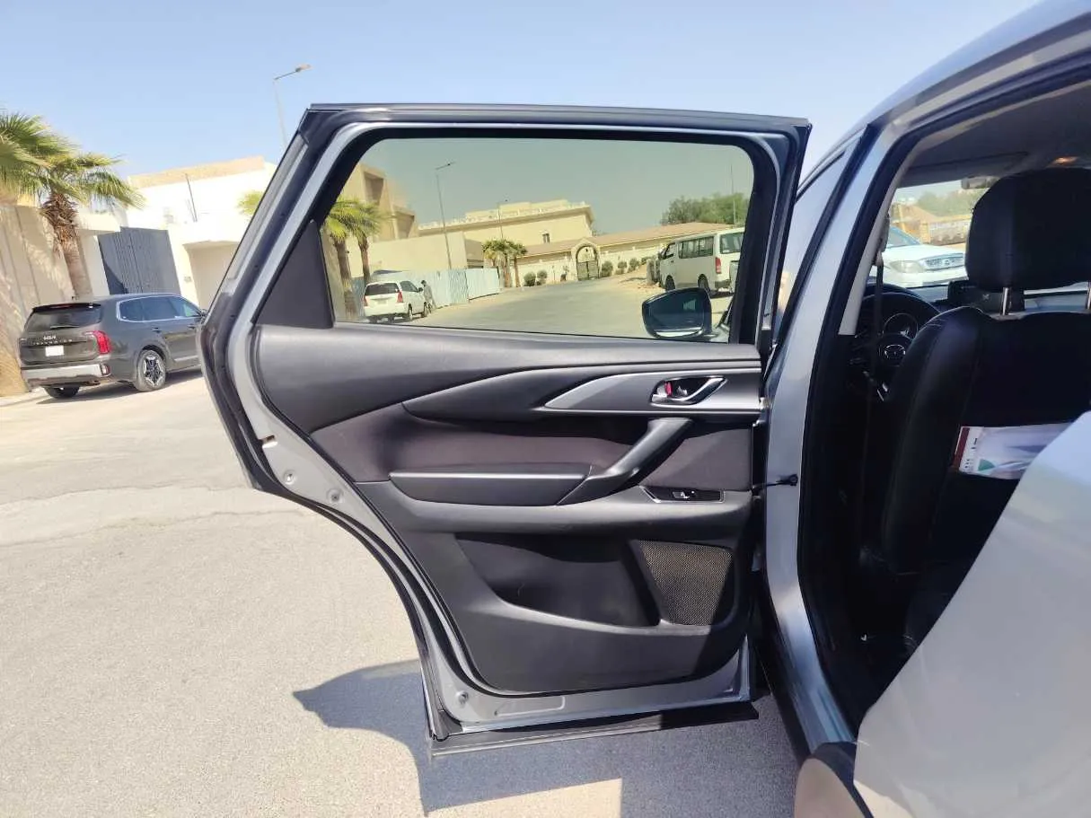 Car image 14