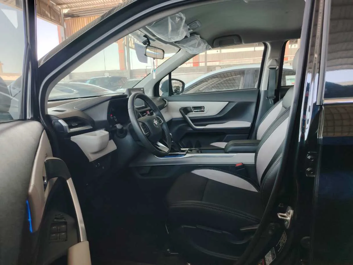 Car image 11