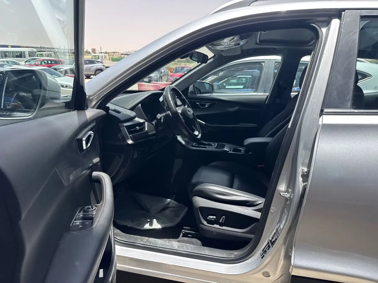 Car image 9