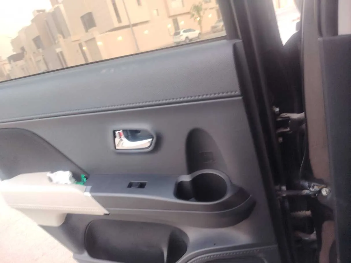 Car image 25