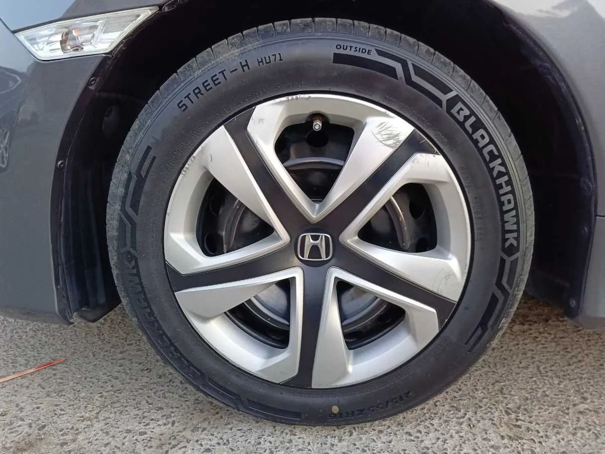 Car image 10