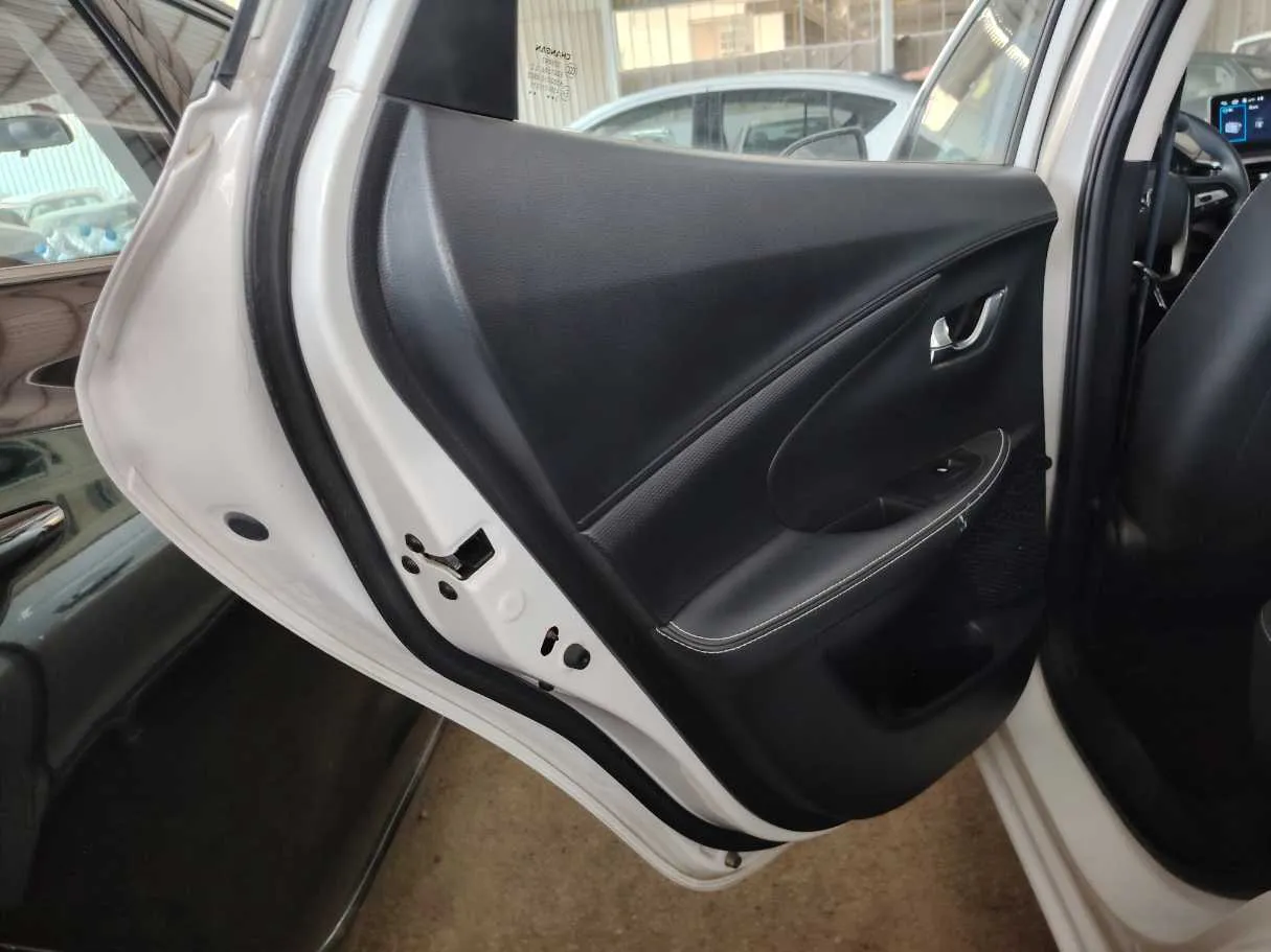 Car image 13