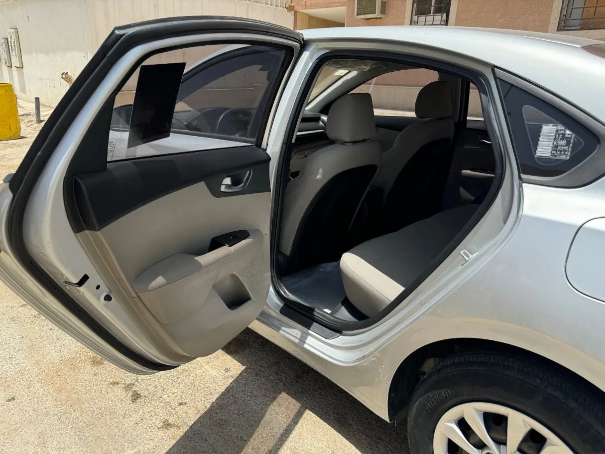 Car image 14