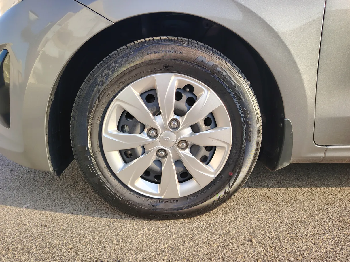 Car image 9