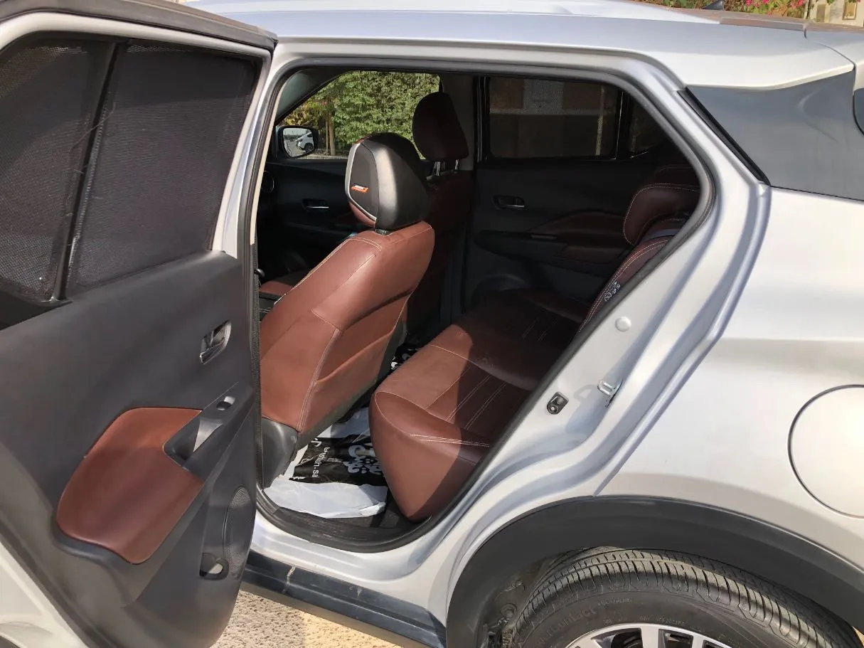 Car image 14