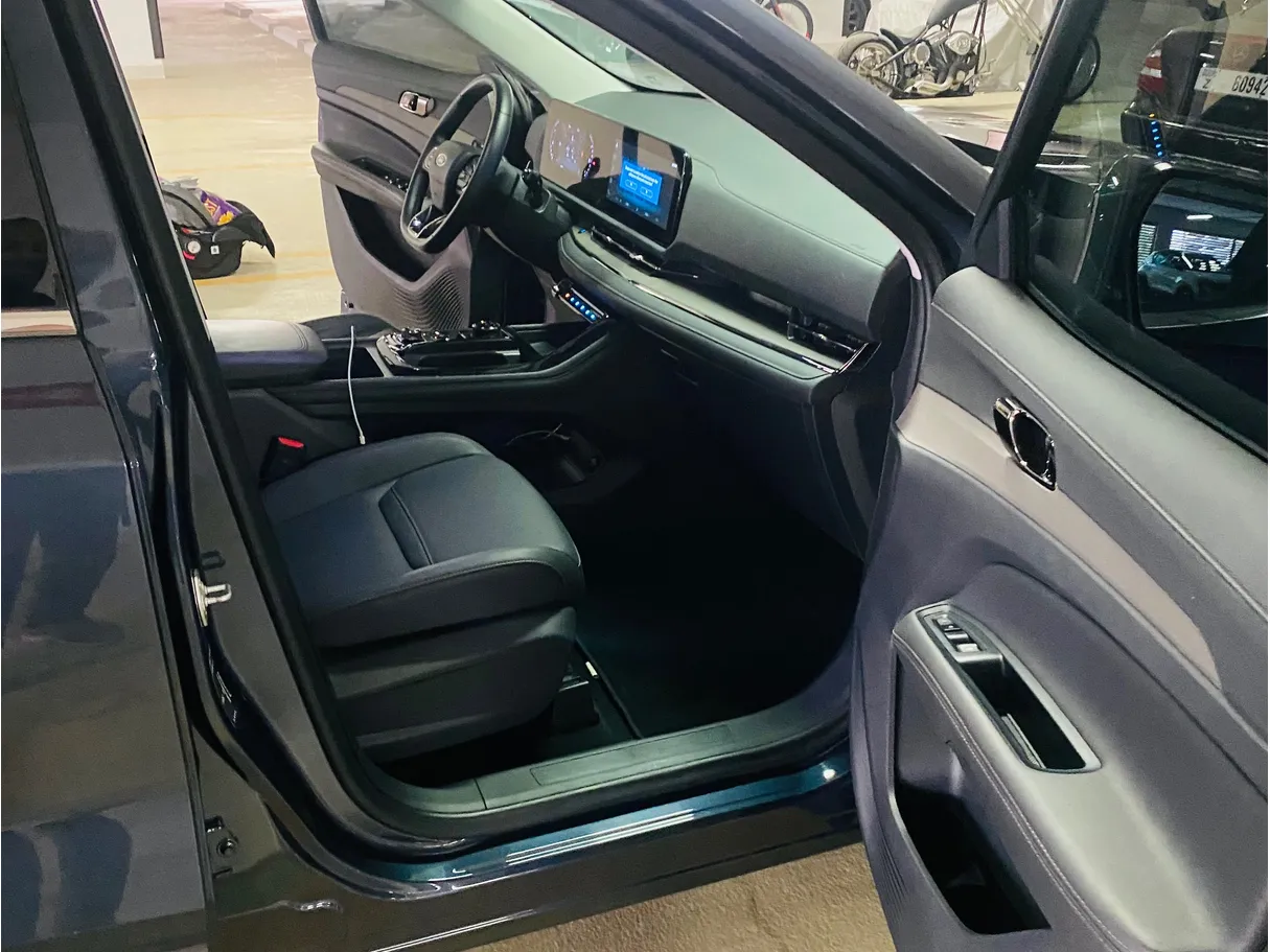 Car image 11