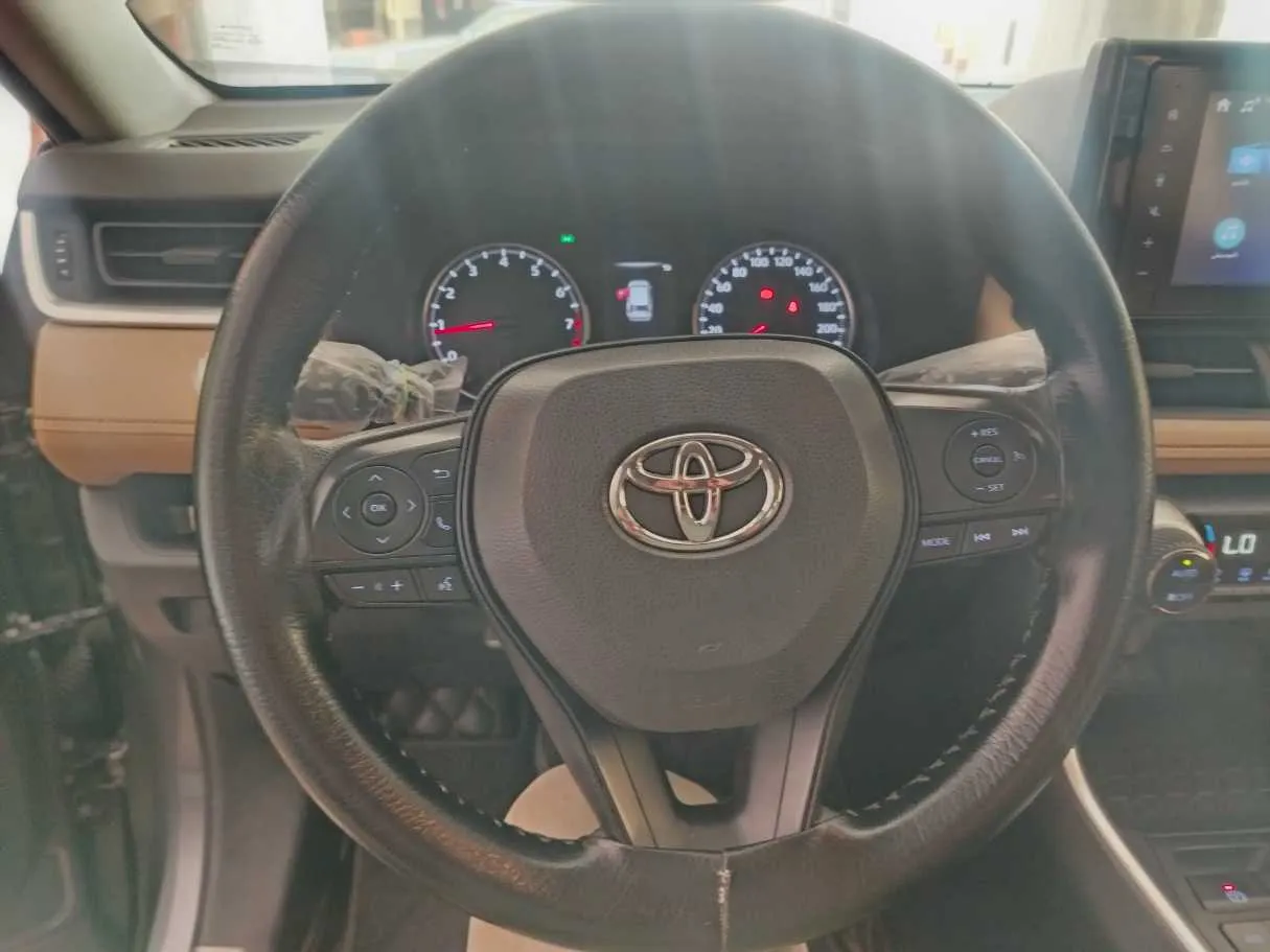 Car image 24