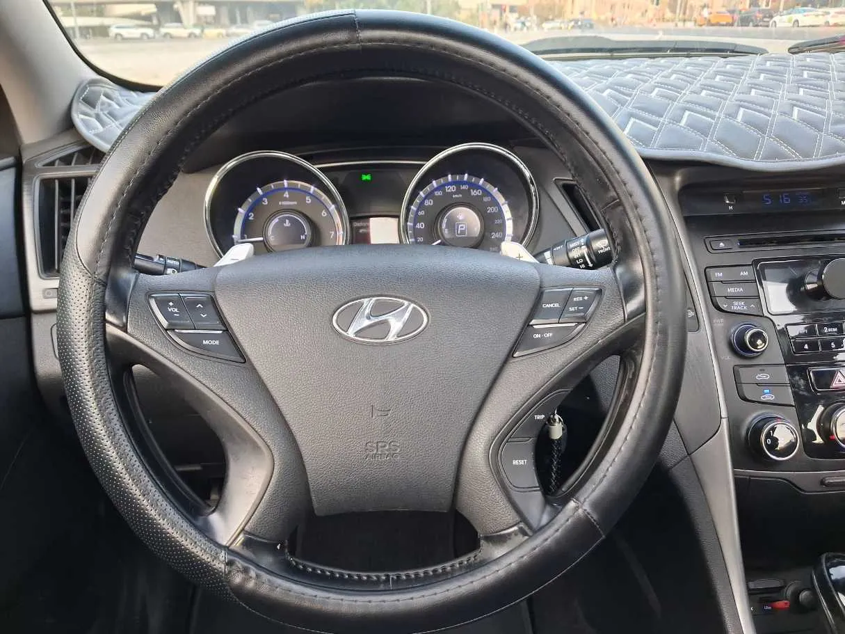 Car image 14