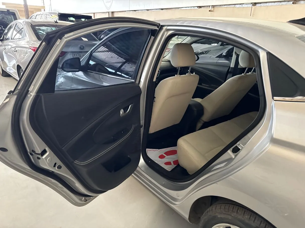 Car image 9