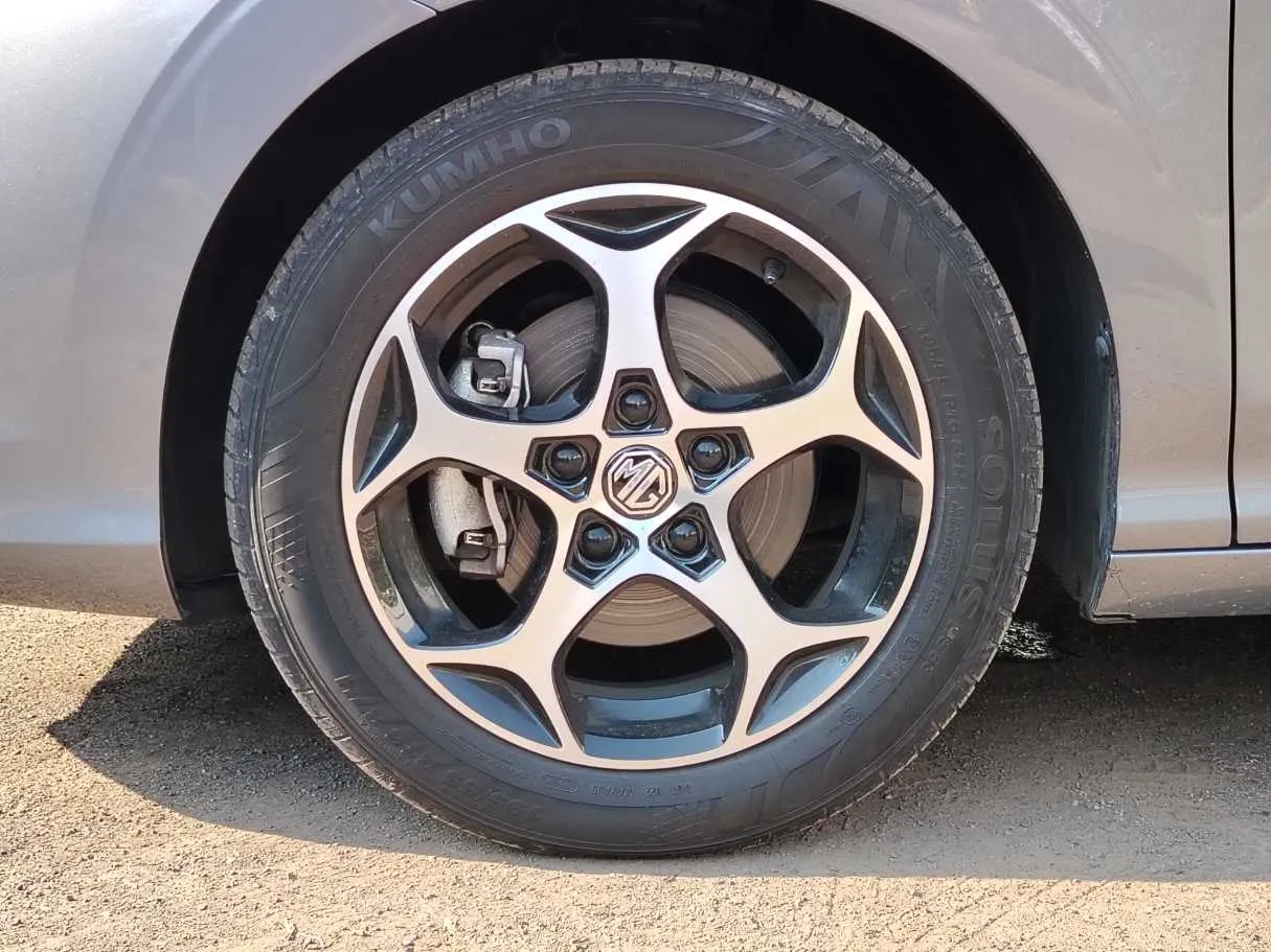 Car image 10