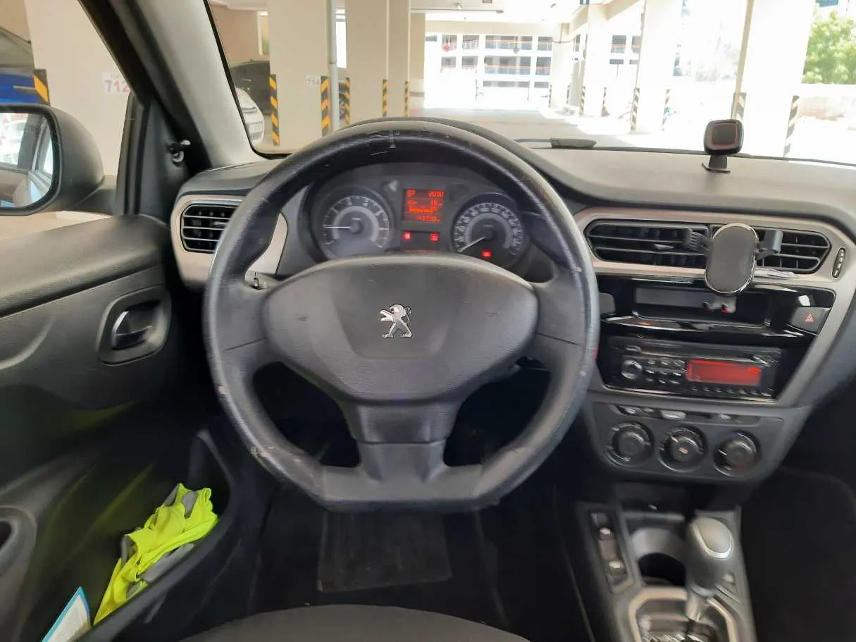 Car image 14