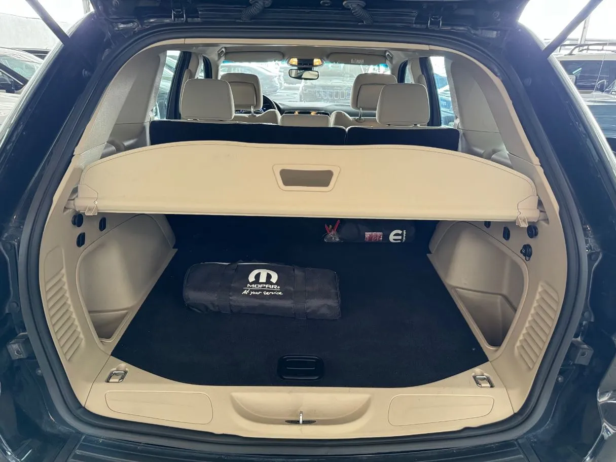 Car image 18