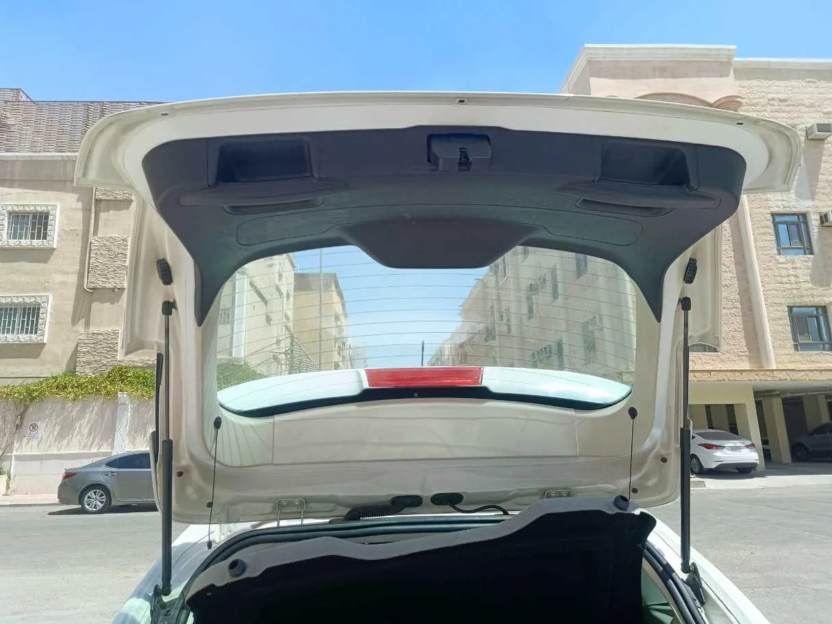 Car image 27