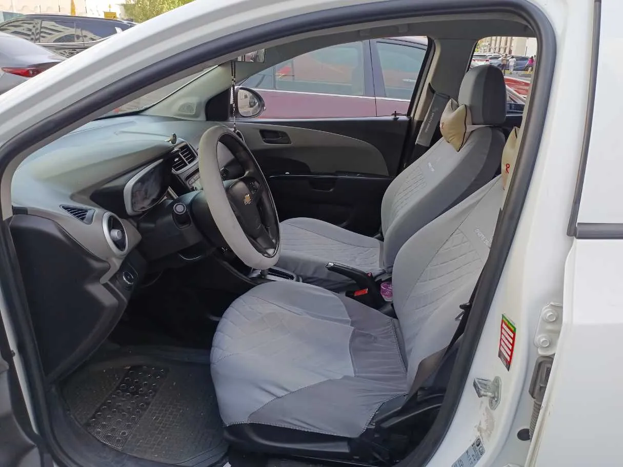 Car image 12