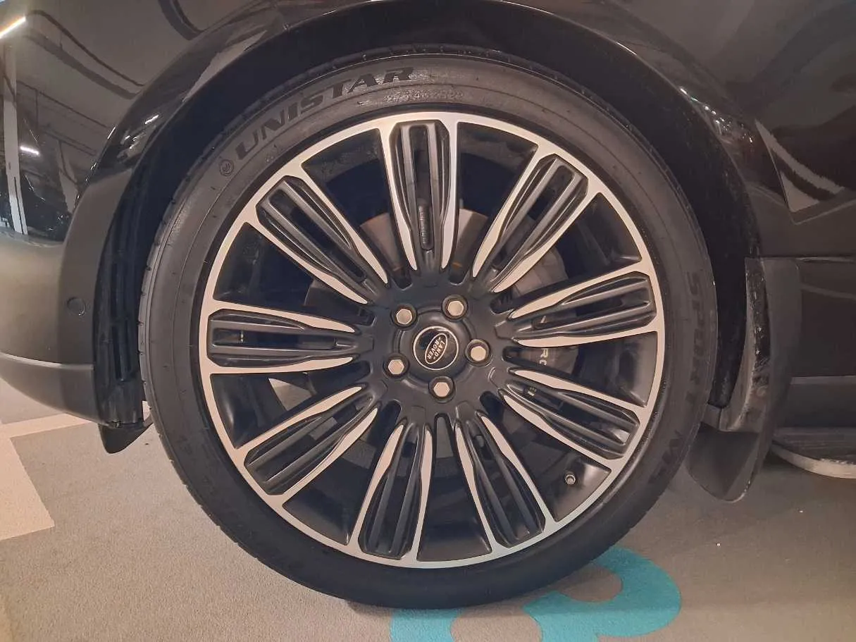 Car image 9
